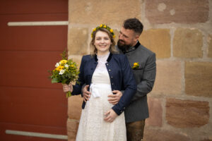 Mehr über den Artikel erfahren Strahlend gelbe Winterhochzeit: Annalena & Chris
